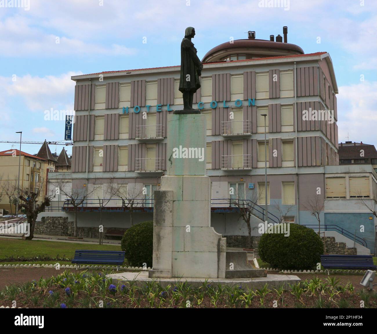 Statua di Cristoforo Colombo di fronte al chiuso Hotel Colon a Sardinero Santander Cantabria Spagna fuori dal business a causa delle crisi del virus covid Foto Stock