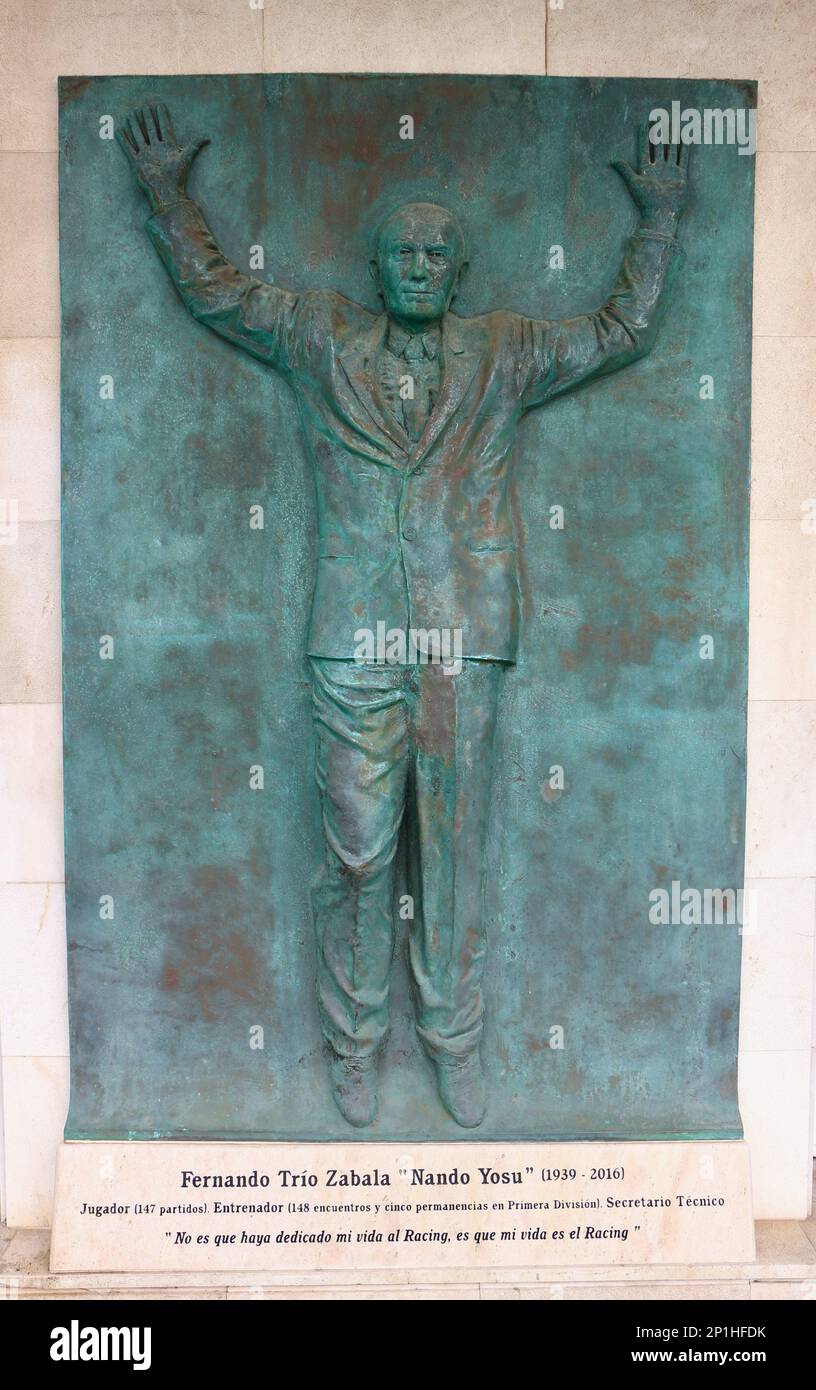 Rilievo bronzo scultura dimensioni vita del giocatore di calcio e allenatore Nando Yosu allo stadio del Racing Santander Football Club Santander Cantabria Spagna Foto Stock