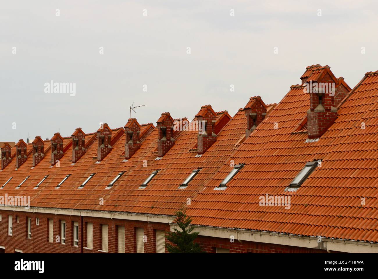 Tetti di una fila di mattoni rossi tegole rosse case a schiera Santander Cantabria Spagna Foto Stock