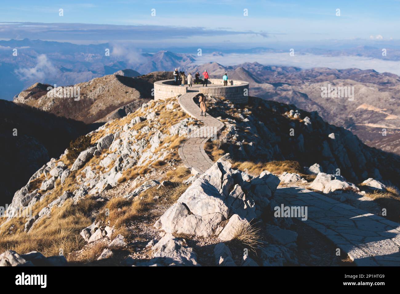 Splendida vista aerea del panorama del Parco Nazionale di Lovcen, vista dal monte Lovcen, dal ponte di osservazione del mausoleo di Njegos, Montenegro nelle giornate di sole, con blu Foto Stock