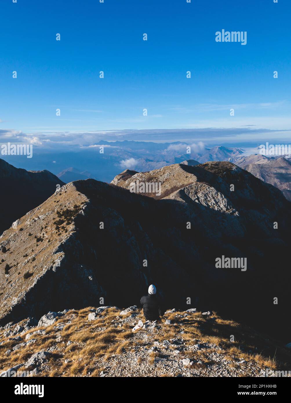 Splendida vista aerea del panorama del Parco Nazionale di Lovcen, vista dal monte Lovcen, dal ponte di osservazione del mausoleo di Njegos, Montenegro nelle giornate di sole, con blu Foto Stock