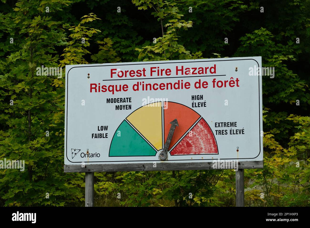 Algonquin Park, Ontario, Canada - 26 agosto 2022: Un cartello di pericolo di incendio nella foresta dell'Ontario con un indicatore illustrato indica un elevato livello di rischio di incendio. Foto Stock