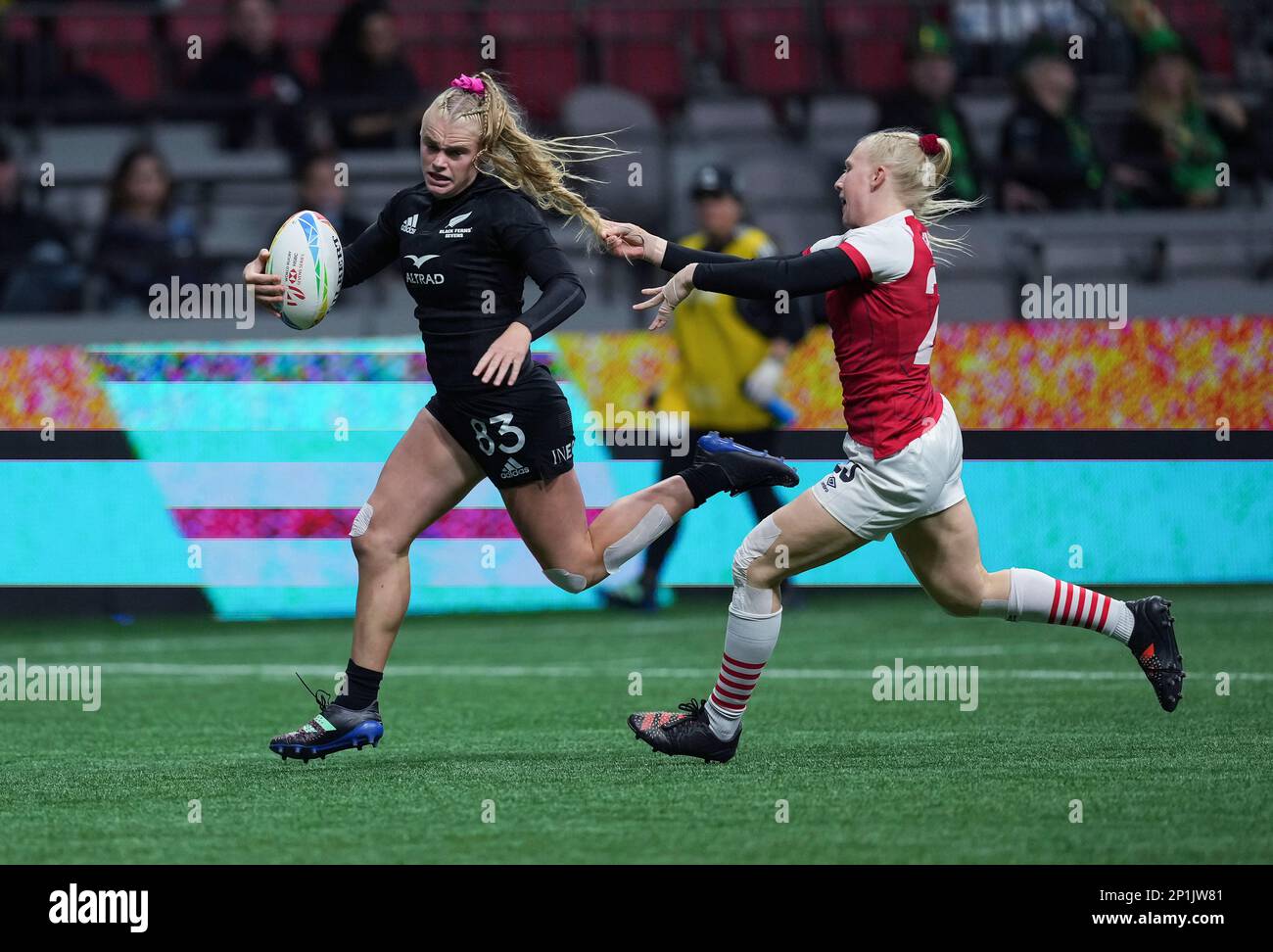 New Zealand's Jorja Miller, left, outruns Britain's Heather Cowell to score a try during a Canada Sevens women's rugby match Friday, March 3, 2023, in Vancouver, British Columbia. (Darryl Dyck/The Canadian Press via AP) Foto Stock