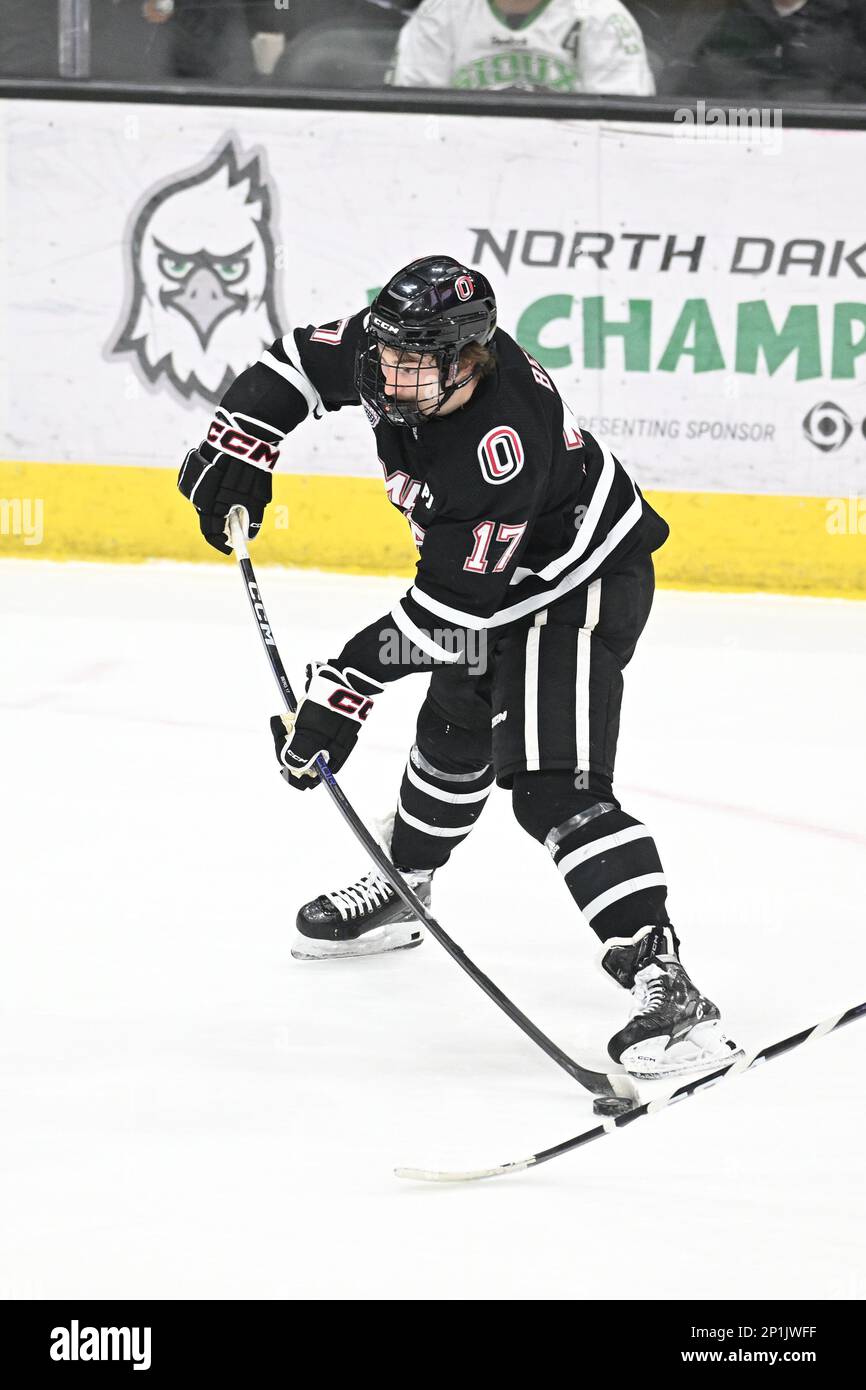 Omaha Mavericks Forward Cameron Berg (17) spara il puck durante una partita di hockey maschile NCAA tra l'Omaha Mavericks e l'Università del North Dakota Fighting Hawks presso la Ralph Engelstad Arena, Grand Forks, ND venerdì 3 marzo 2023. Di Russell Hons/CSM Foto Stock