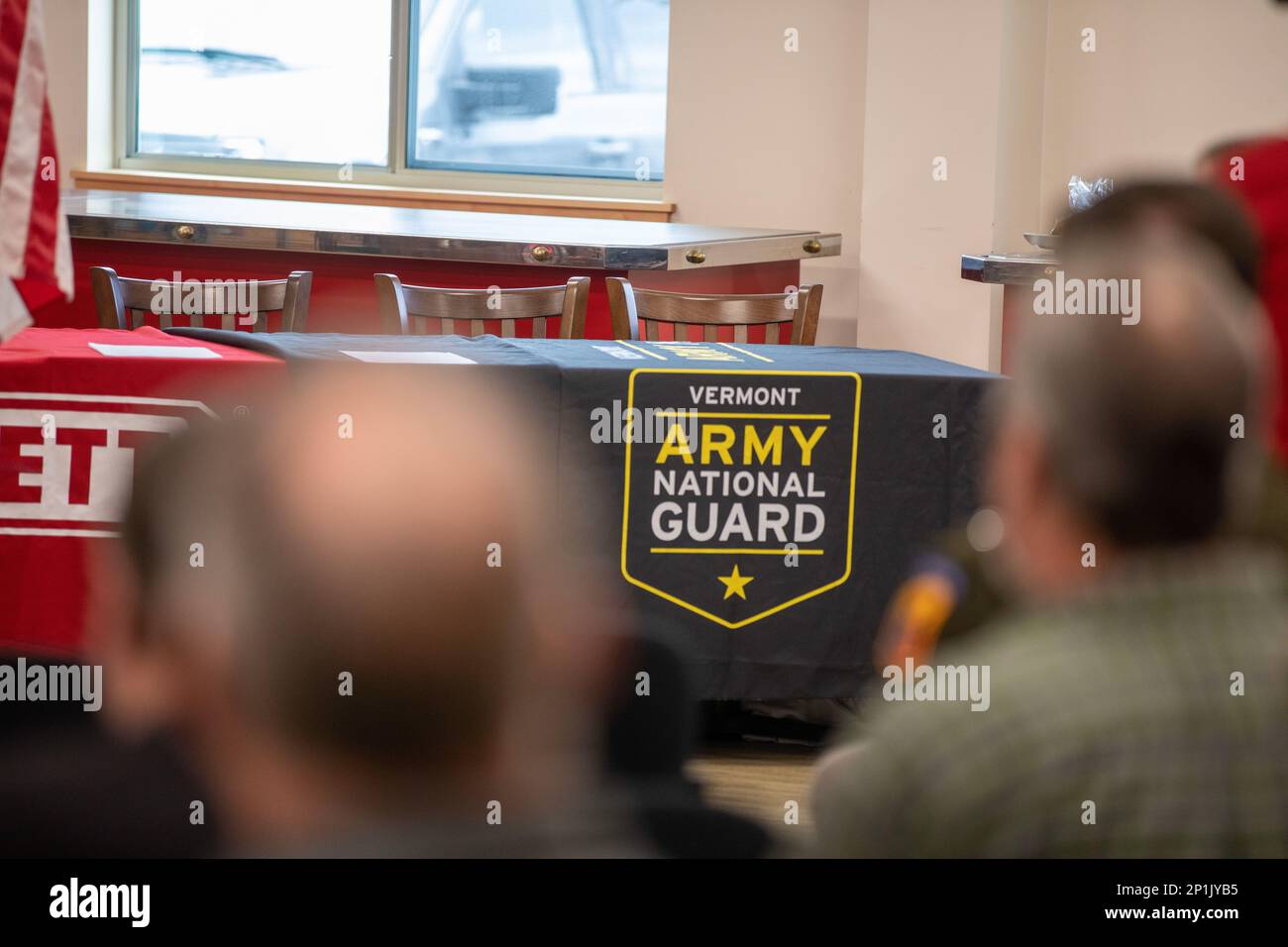 La Guardia Nazionale del Vermont (VTNG) collabora con Blodgett Oven Company nell'ambito della Partnered Recruiting Initiative for Military and Employers (P.R.I.M.E.) presso la sede centrale di Blodgett, in Essex Junction, Vermont, 15 febbraio 2023. Il generale aggiunto del Vermont Gregory Knight era presente per parlare con i rappresentanti e il personale di Blodgett. Foto Stock