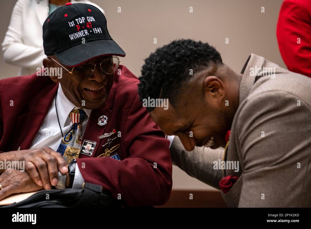 Stati Uniti ritirati James Harvey, un documentato originale Tuskegee Airman, parla con il Capt. NIC Young, 437th Operations Support Squadron Aircrew Flight equipment Flight Commander, durante l'accelerazione del Legacy 16 febbraio 2023, a Charleston, South Carolina. Accelerating the Legacy è un evento di tre giorni del patrimonio aeronautico del mese della storia nera che onora il passato, sviluppa il presente e promuove il futuro dell'aviazione. Foto Stock