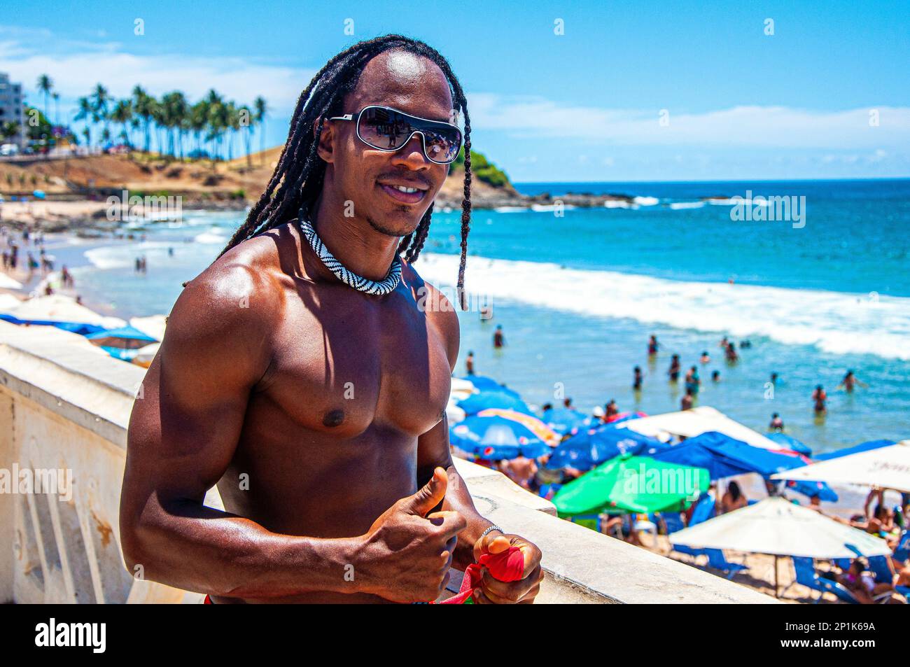 Uomo nero atletico in posa di fronte al mare a Salvador de Bahia, Brasile Foto Stock