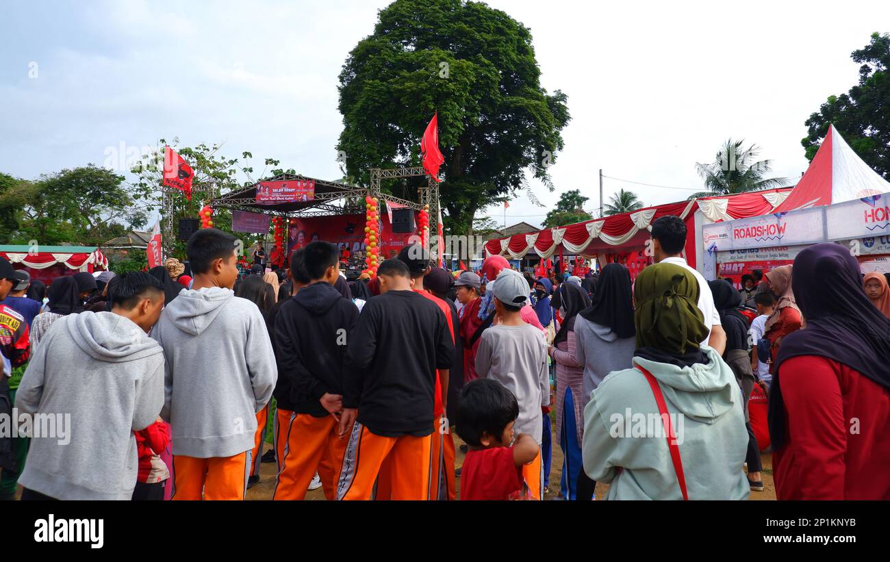 Gli adolescenti ed i loro genitori si riuniscono nel campo per Una camminata di salute nella città di Muntok, a mezzogiorno Foto Stock