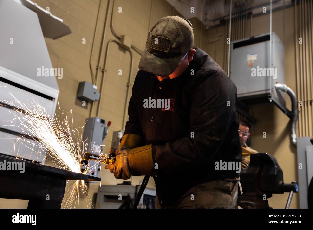 I guardiani nazionali dell'esercito dell'Oklahoma si sono riuniti per mettere alla prova le loro abilità meccaniche al secondo concorso annuale Mechanic of the Year tenutosi presso il Combined Support Maintenance Shop di Norman, Oklahoma, il 8 febbraio 2023. Otto squadre di quattro uomini hanno rappresentato i rispettivi negozi di manutenzione di tutto lo stato per mostrare le proprie competenze e dimostrare chi è il migliore meccanico, ma anche per entrare in rete tra gli altri concorrenti. (Foto della Guardia Nazionale dell'Oklahoma di Sgt. REECE Heck) Foto Stock