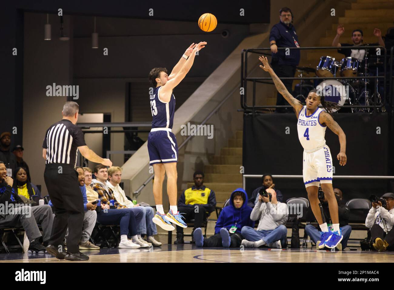 3 marzo 2023, Washington, District of Columbia, USA: Monmouth Hawks guardia JACK COLLINS (13) spara un tre-puntatore, difeso da Hampton Pirates guardia RAYMOND BETHEA JR. (4). Gli Hampton Pirates e i Monmouth Hawks affrontano il primo round del torneo CAA Championship alla Entertainment and Sports Arena di Washington, DC. (Credit Image: © Nick Piacente/ZUMA Press Wire) SOLO PER USO EDITORIALE! Non per USO commerciale! Foto Stock