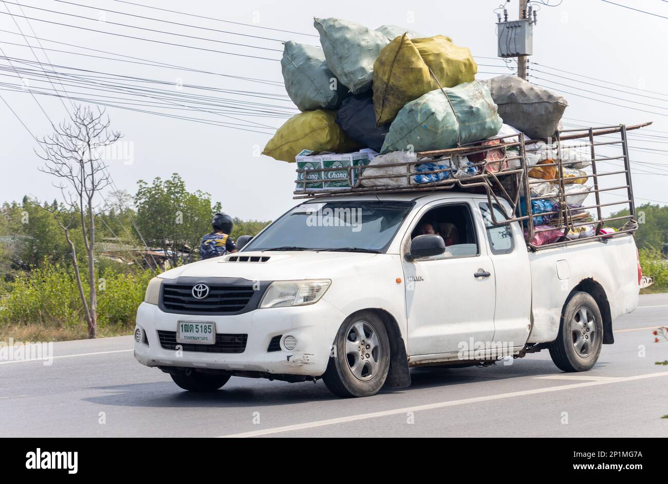 BANGKOK, THAILANDIA, 07 2023 FEBBRAIO, Un pick up auto caricato con molti sacchi giro su una strada Foto Stock