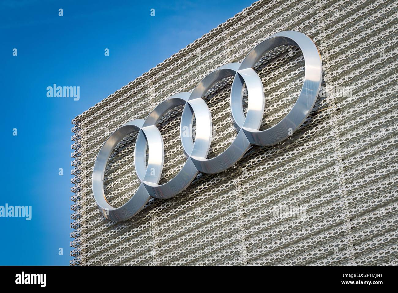Ontario, USA – 17 febbraio 2023: Il logo a quattro anelli di Audi Union AG rappresentava in origine i quattro marchi costitutivi di Audi, Horch, DKW e Wanderer. Foto Stock