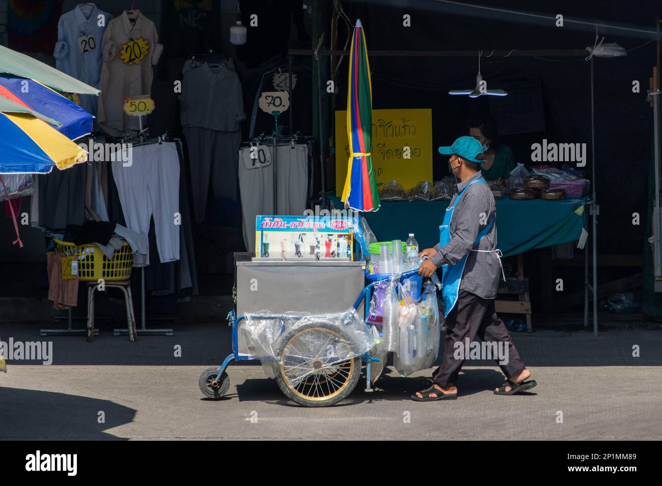 SAMUT PRAKAN, THAILANDIA, 13 2023 FEBBRAIO, Un venditore spinge un distributore automatico mobile con bevande fresche Foto Stock