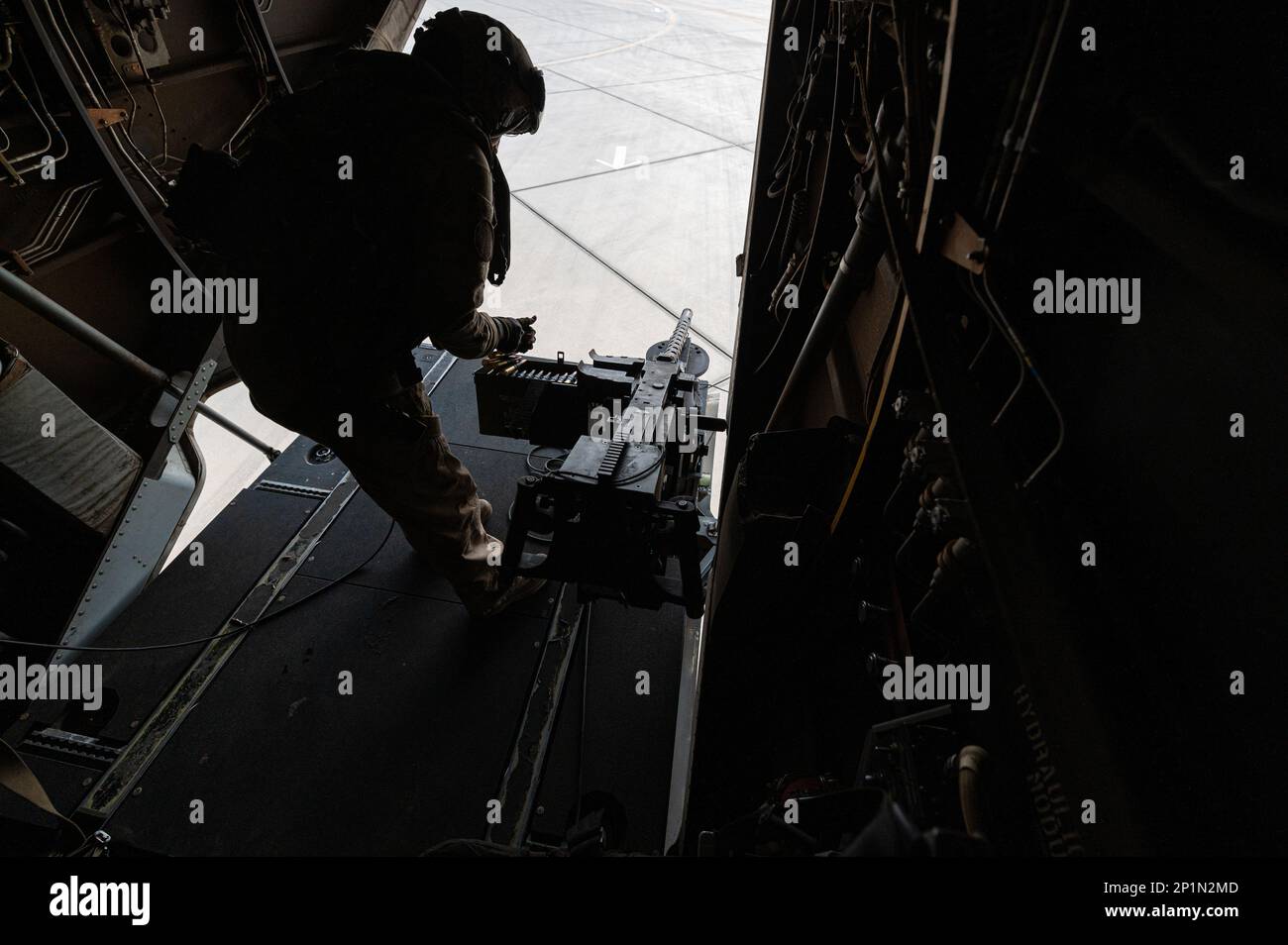 NEGLI STATI UNITI Corpo marino MV-22 Capo equipaggio Osprey assegnato a Marine Medium Tiltrotor Squadron 266 (VMM-266) prepara una mitragliatrice di calibro GAU-21 .50 a Camp Lemonnier, Gibuti, 2 gennaio 2023, prima di operazioni di routine di addestramento nell'ambito della Combined Joint Task Force - Corno d'Africa (CJTF-HOA) area di responsabilità (AOR). Il VMM-266 si è schierato a Camp Lemonnier, Gibuti, a sostegno del CJTF-HOA fornendo capacità per il trasporto di truppe da combattimento, forniture e attrezzature in Africa orientale. Foto Stock