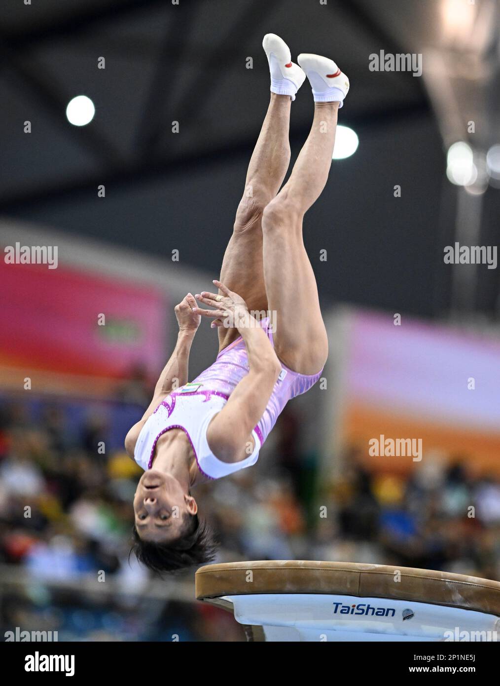 Doha, Qatar. 3rd Mar, 2023. Oksana Chusovitina dell'Uzbekistan gareggia durante la finale della volta femminile alla Coppa del mondo di ginnastica artistica 15th a Doha, Qatar, 3 marzo 2023. Credit: Nikku/Xinhua/Alamy Live News Foto Stock