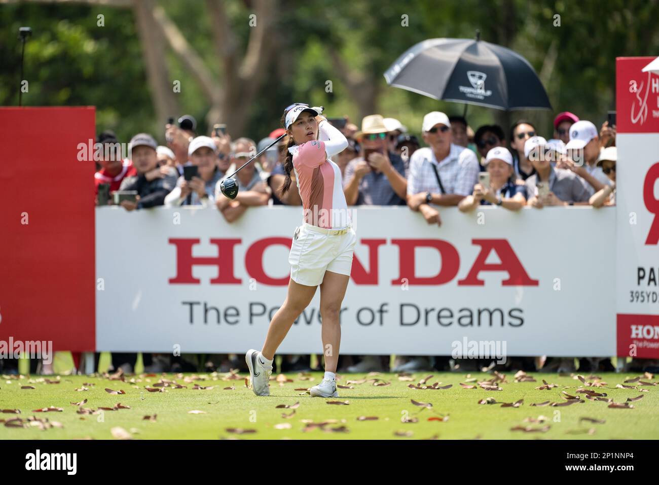 Pattaya, THAILANDIA. 26th febbraio, 2023. Atthaya Thitikul della THAILANDIA tee fuori al foro 9 durante il 4th ° turno alla Honda LPGA Thailandia 2023 a Siam C. Foto Stock