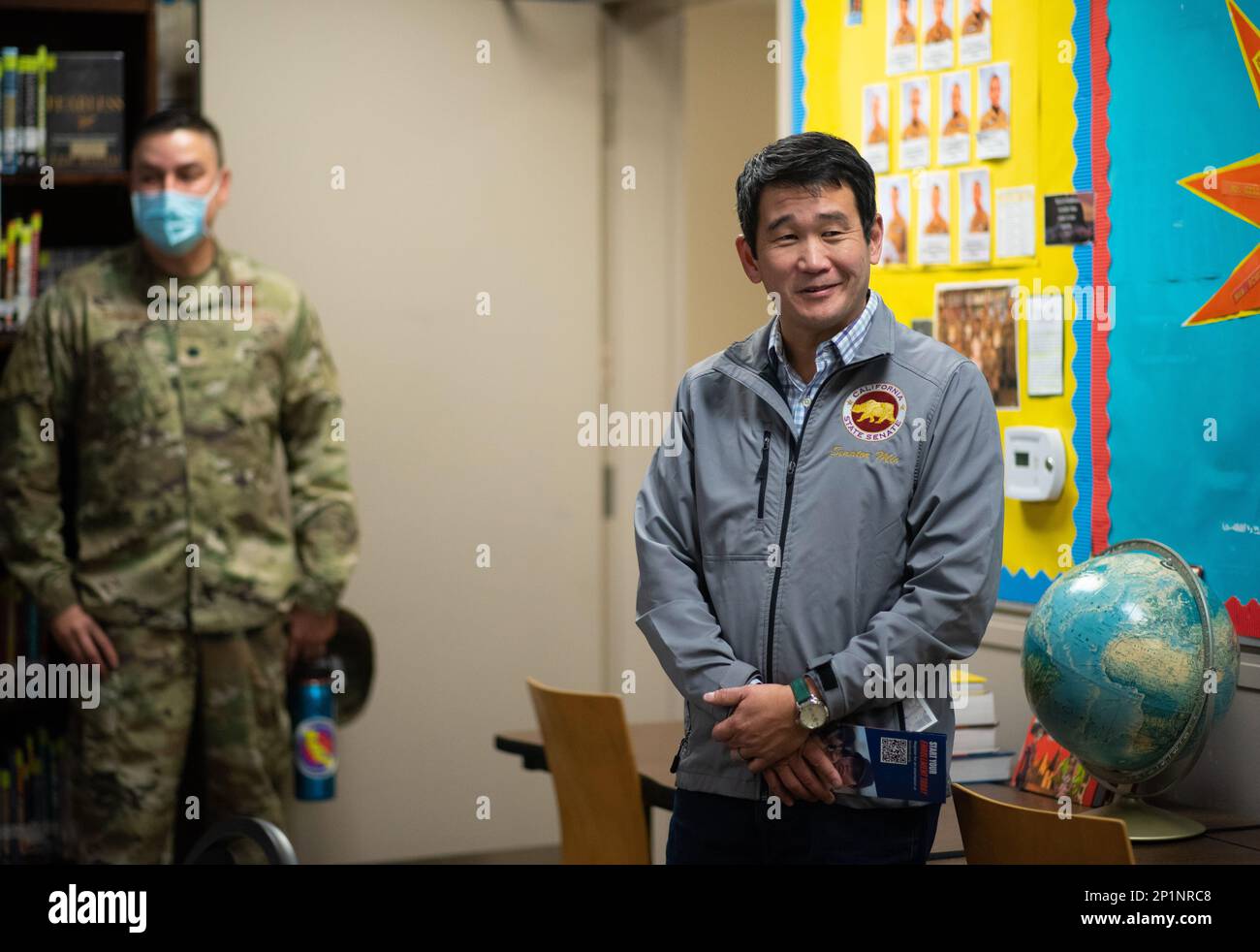 Il Sen. David min, che rappresenta il 37th° distretto statale del senato della California, ha parlato con gli insegnanti e i membri dello staff della Sunburst Youth Challenge Academy, 20 gennaio 2023, mentre ha visitato il programma di recupero crediti nelle scuole superiori durante la sua visita alla Joint Forces Training base, Los Alamitos, California. Sunburst è gestito in collaborazione tra il Dipartimento dell'Istruzione della contea di Orange e la Guardia Nazionale della California per aiutare gli studenti a recuperare i crediti, mentre instillano abilità di vita, fiducia, leadership e definizione degli obiettivi. Min fa parte della sottocommissione statale sul budget del senato per l’istruzione, e seleziona la co Foto Stock
