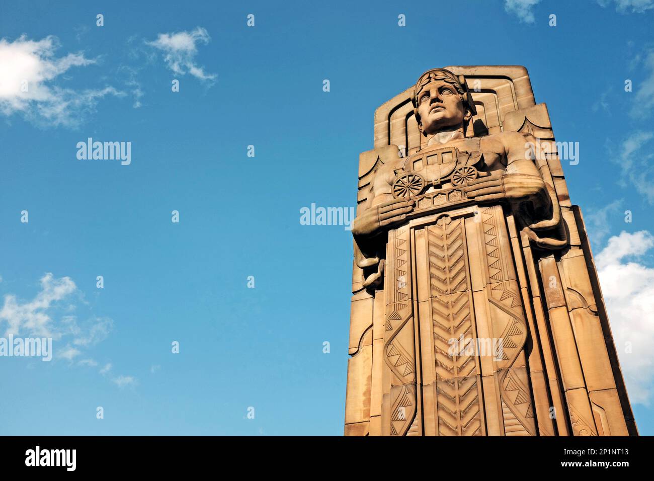 Un pilone di arenaria di 43 piedi di Berea scolpito in un Guardiano del traffico Art Deco è uno degli otto sul ponte commemorativo di Hope a Cleveland, Ohio, USA. Foto Stock