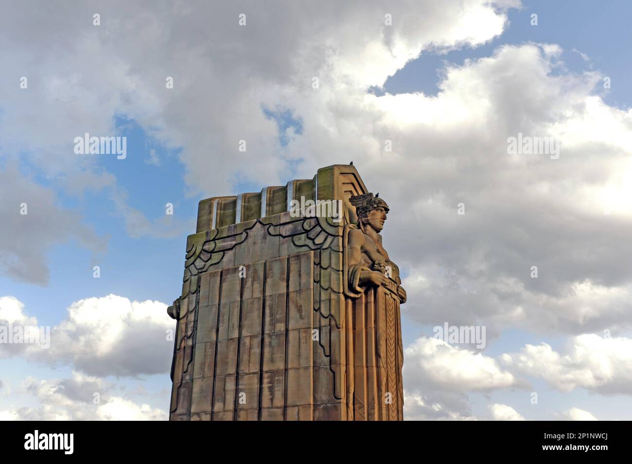 I Guardiani alati del traffico, uno su ogni lato della scultura in pietra arenaria di Berea, alta 43 metri, sono due degli otto sul ponte commemorativo Hope di Cleveland, Ohio. Foto Stock