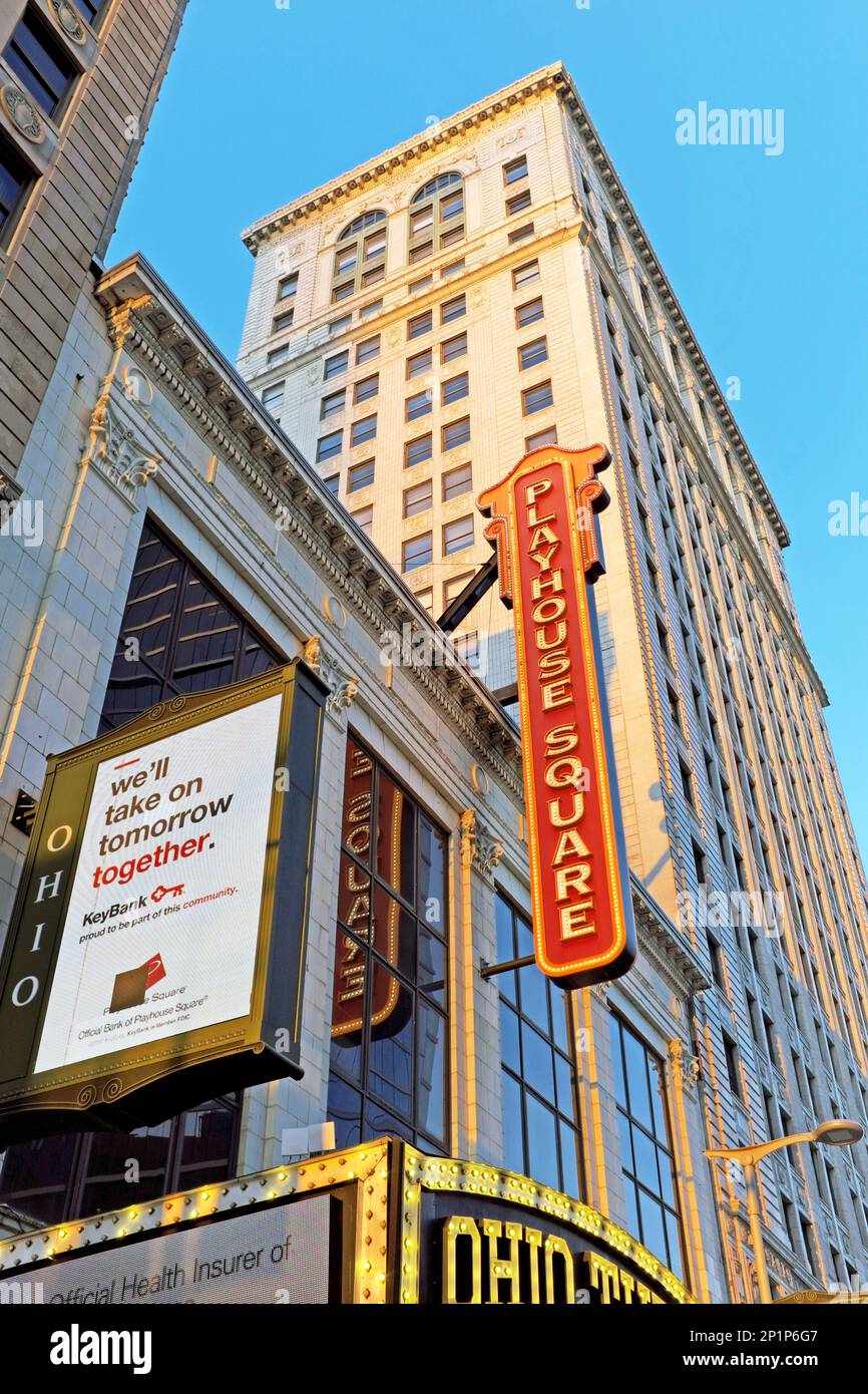 L'iconica insegna di Playhouse Square si trova sopra l'Ohio Theater nel quartiere dei teatri nel centro di Cleveland, Ohio, USA, al tramonto il 28 febbraio 2023 Foto Stock