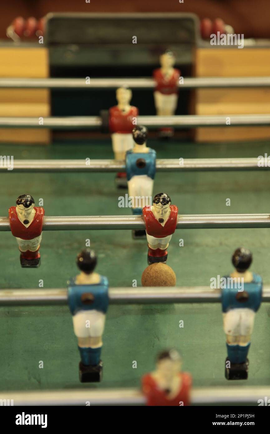 Il calcio da tavolo, comunemente chiamato fuzboll o foosball (come nel tedesco Fußball 'calcio') e talvolta calcio da tavolo, è un gioco da tavolo che è loos Foto Stock