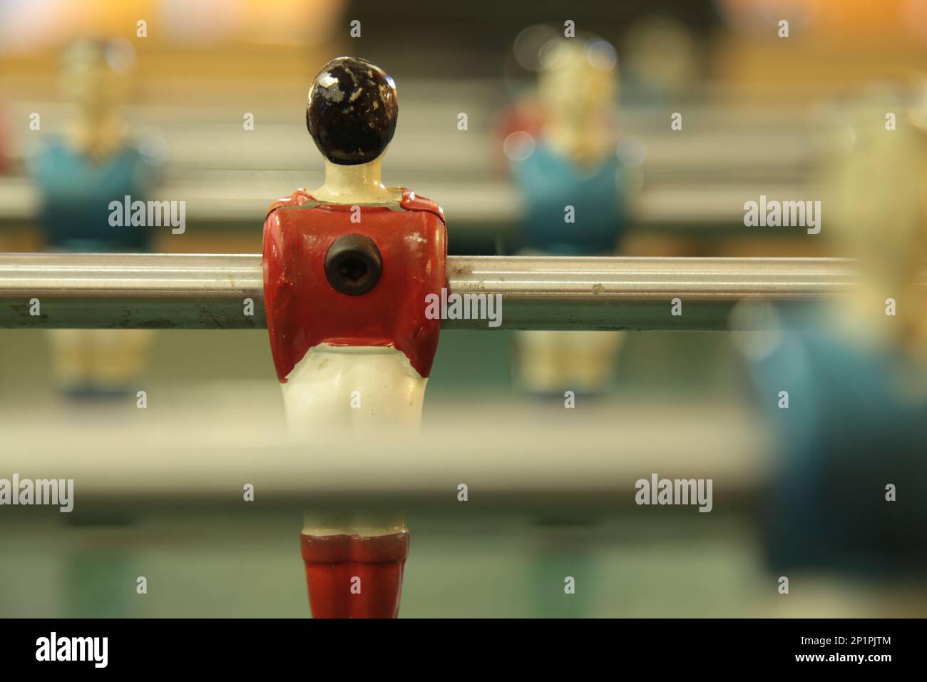 Il calcio da tavolo, comunemente chiamato fuzboll o foosball (come nel tedesco Fußball 'calcio') e talvolta calcio da tavolo, è un gioco da tavolo che è loos Foto Stock
