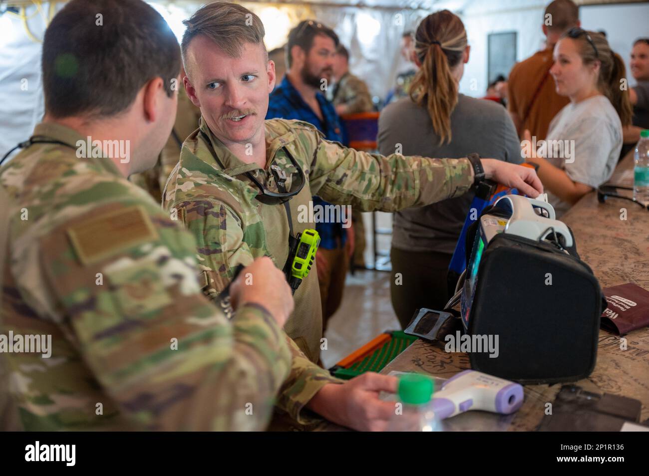 STATI UNITI Air Force staff Sgt. Braden Hood and Tech. Andrew Sislo, 724th Expeditionary Air base Squadron Fire and Emergency Services Flight, vigili del fuoco, discutono l'uso di un dispositivo medico portatile, che può essere utilizzato per controllare la pressione sanguigna, i ritmi cardiaci e essere utilizzato come defibrillatore automatico esterno, presso AB 201, Niger, 29 gennaio 2023. Gli usi della macchina sono stati dimostrati durante una familiarizzazione con le banche del sangue a piedi. Una banca del sangue ambulante è un senso fornire un rifornimento immediato di anima quando l'approvvigionamento locale è stato diminuito e un rifornimento immediato può essere troppo lontano a. Foto Stock