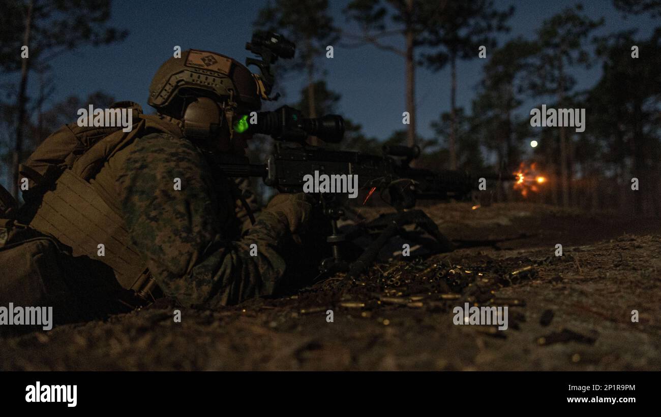 STATI UNITI Sebastian Cruz, un nativo di Hampton, Georgia e un mitragliatore con Battalion Landing Team 1/6, 26th Marine Expeditionary Unit (MEU), fornisce un fuoco soppressivo con una macchina M240B contro le forze nemiche simulate durante un raid notturno sulla base del corpo dei Marine Camp Lejeune, North Carolina, 4 febbraio 2023. Il raid della fanteria motorizzata è stato l'evento culminante per MEUEX II, a seguito del training di Squadrone anfibio/unità di spedizione marina (PMINT). Il raid anfibio ha integrato più elementi della Marine Air Ground Task Force con eventi di fuoco dal vivo e vetrina Foto Stock