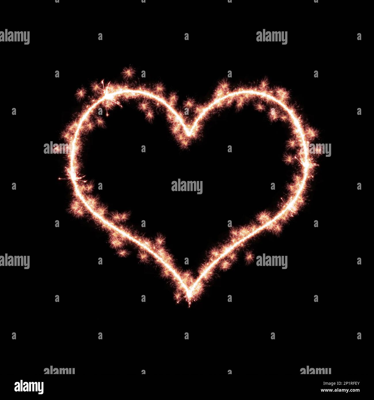 Primo piano su un cuore fatto di scintille rosse su uno sfondo nero. Foto Stock