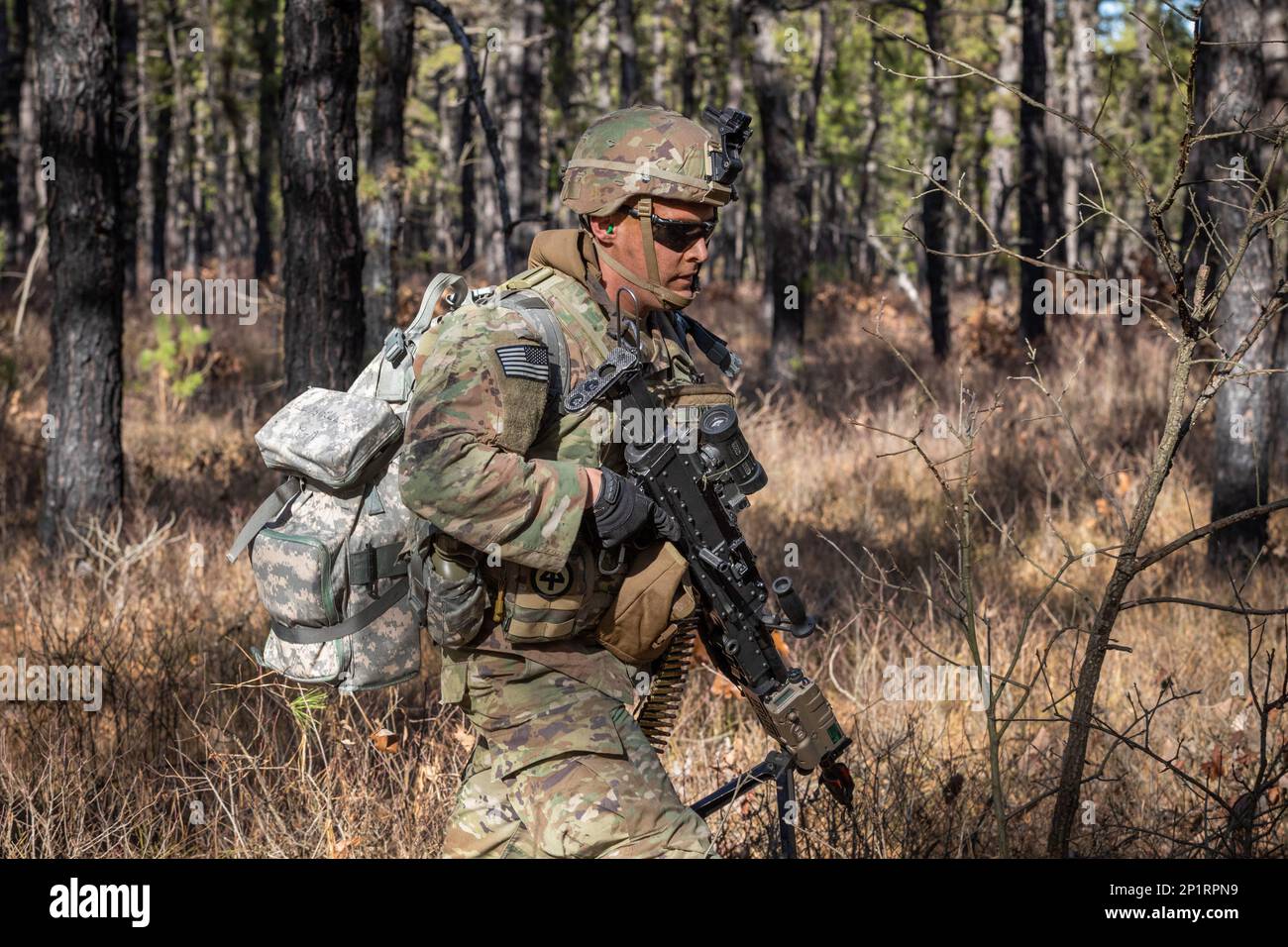 NEGLI STATI UNITI Militare Soldato con Alpha Company, 1st battaglione, 114th reggimento fanteria, 44th squadra di combattimento Brigata Fanteria, New Jersey Army National Guard, si sposta durante un addestramento sul campo presso la base militare McGuire-Dix-Lakehurst, New Jersey, 10 febbraio 2023. Più di 350 soldati con il Battaglione hanno partecipato a un attacco aereo e a un esercizio di addestramento sul campo in preparazione alla rotazione dell'unità al Joint Readiness Training Center di Fort Polk, Louisiana, alla fine di quest'anno. Foto Stock