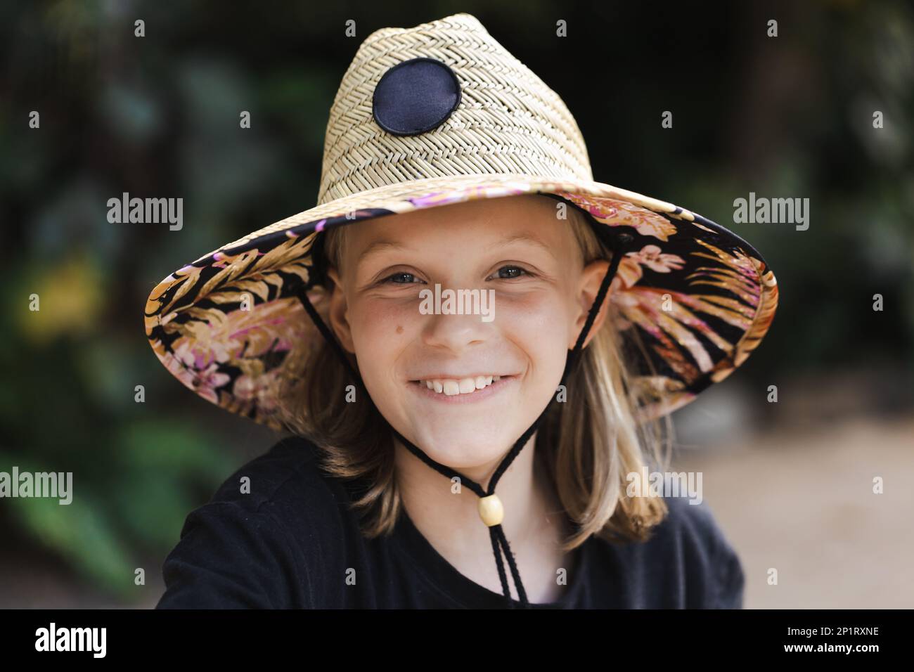 Una giovane ragazza australiana di 11 anni che indossa un cappello murato largo e soleggiato Foto Stock