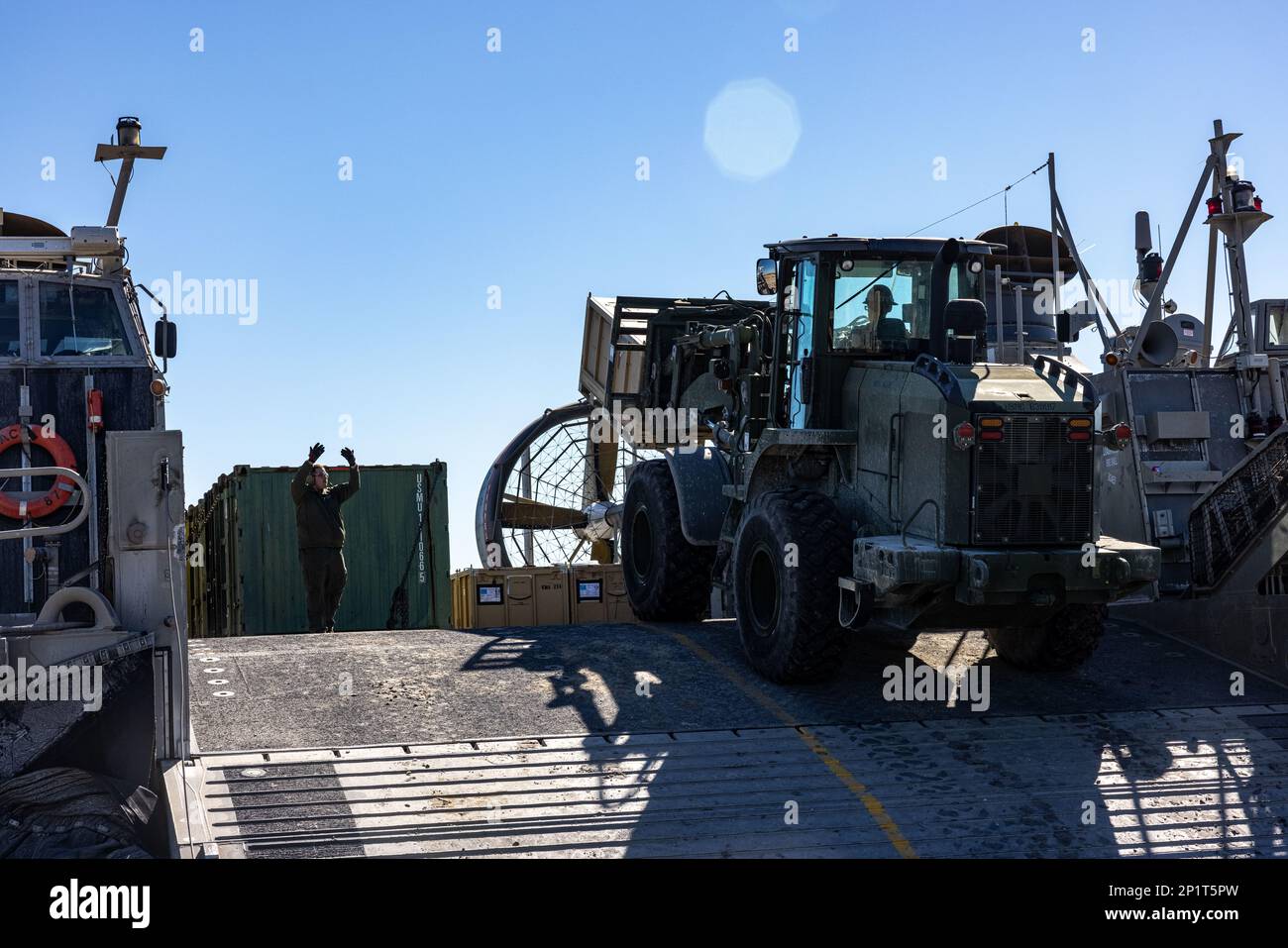 STATI UNITI Marines con Battle Logistics Battalion 22, 26th Marine Expeditionary Unit (MEU), insieme agli Stati Uniti Marinai della Marina, caricare attrezzatura e attrezzature su un'imbarcazione da atterraggio, cuscino d'aria durante un'operazione in spiaggia per l'addestramento integrato Amphibious Squadron/MEU (PMINT) sul campo base del corpo dei Marine di Lejeune, North Carolina, 24 gennaio 2023. PMINT è il primo periodo in mare nella fase intermedia del programma di formazione pre-implementazione dell’MEU; mira ad aumentare l’interoperabilità e a costruire relazioni tra Marines e marinai. Foto Stock