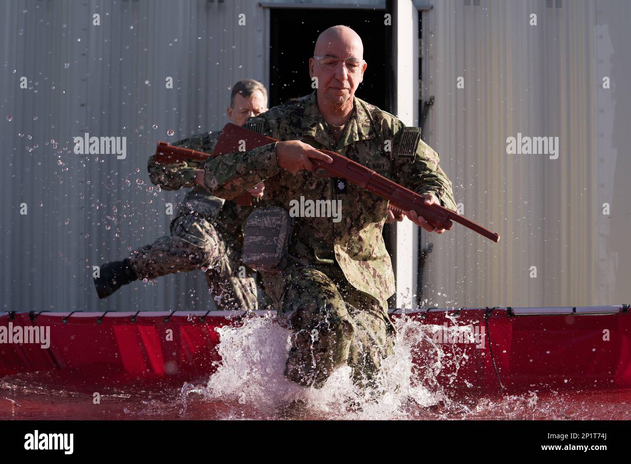 I marinai si manovrano in un pozzo d'acqua durante una valutazione per l'operazione Blue Horizon alla base dell'aeronautica militare di MacDill, Florida, 5 febbraio 2023. OBH è un esercizio di forza comune che rafforza le competenze fondamentali e le pratiche fondamentali per i professionisti medici militari. Gli istruttori hanno valutato i partecipanti in base alla loro competenza nel fornire Tactical Combat Casualty Care, trauma Nursing, K-9 First Aid e aeromedical Evacation. Foto Stock