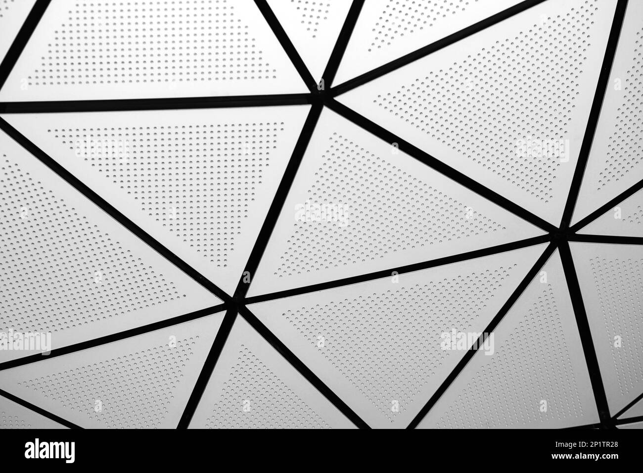 Elemento architettonico astratto. Primo piano di pannelli triangolari in un edificio moderno. Foto Stock
