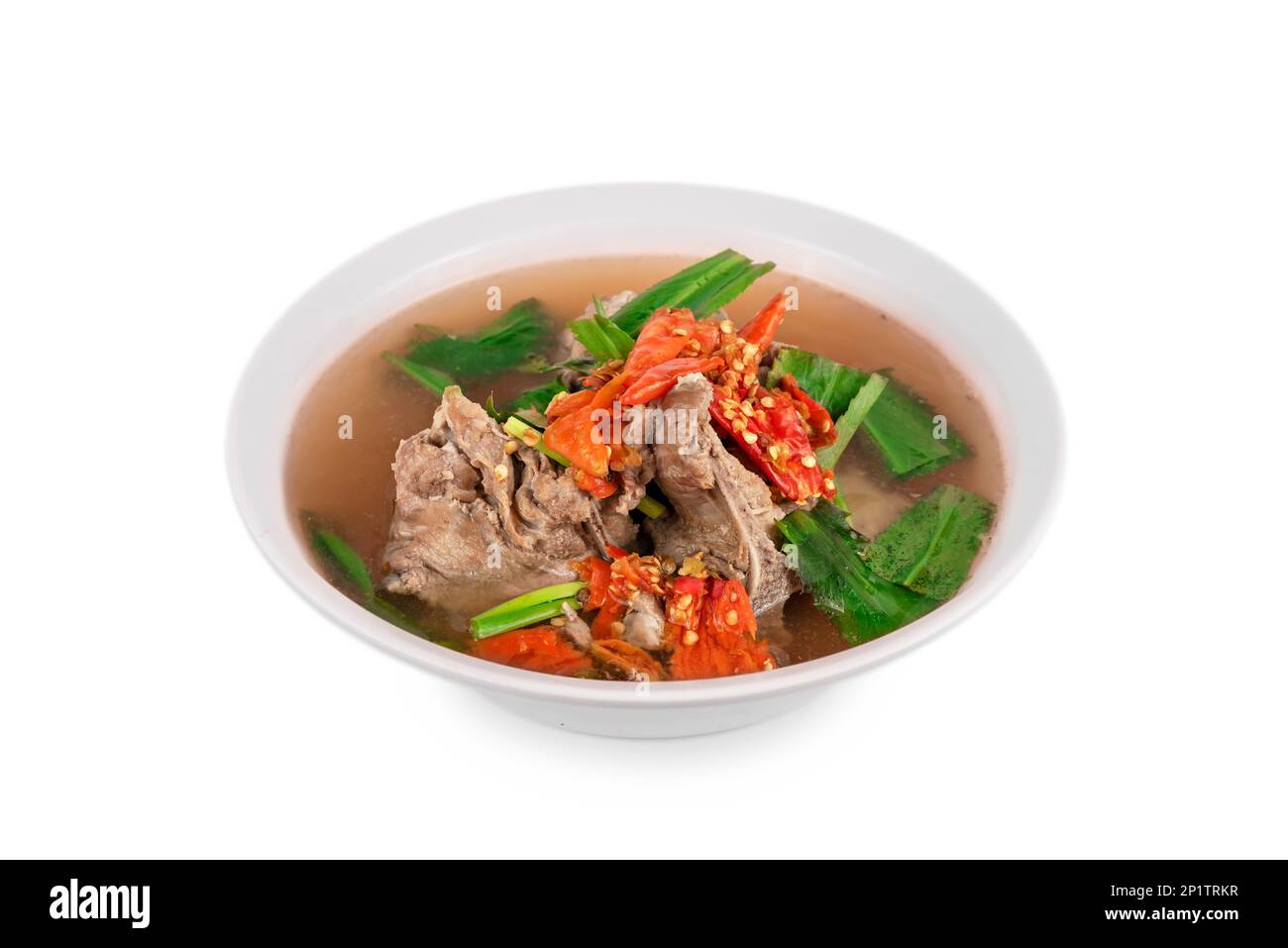 osso di maiale con peperoncino e verdure speziate e zuppa acida in ciotola su sfondo bianco Foto Stock