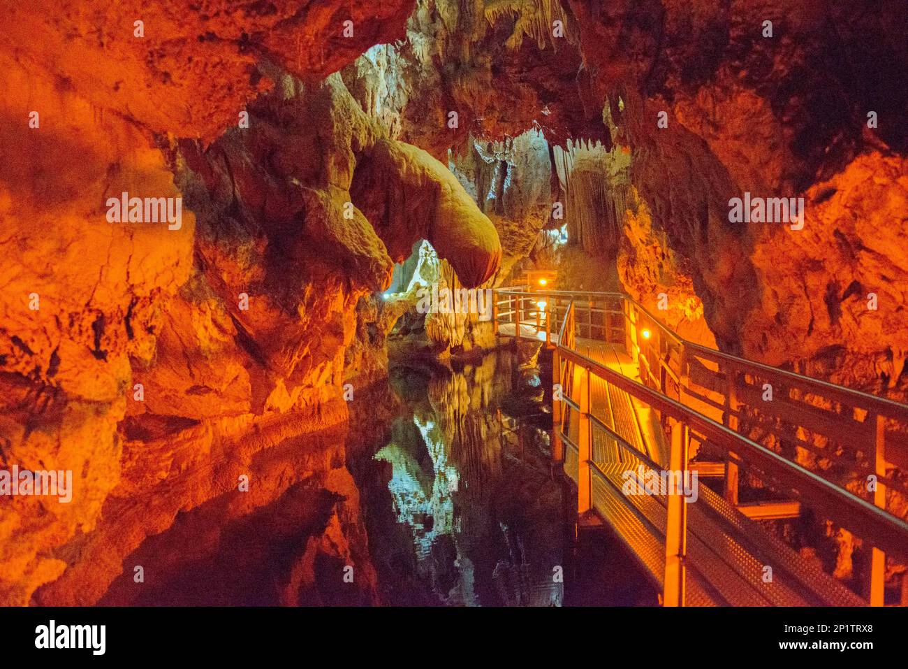 Grotta di laghi, Kalavryta, Achaia, Peloponneso, Grecia, Spileo Limnon Foto  stock - Alamy