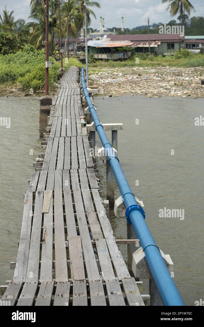 Ponte pedonale in legno con zoccoli blu sopra il fiume, il fiume Brunei, Bandar seri Begawan, Brunei Foto Stock