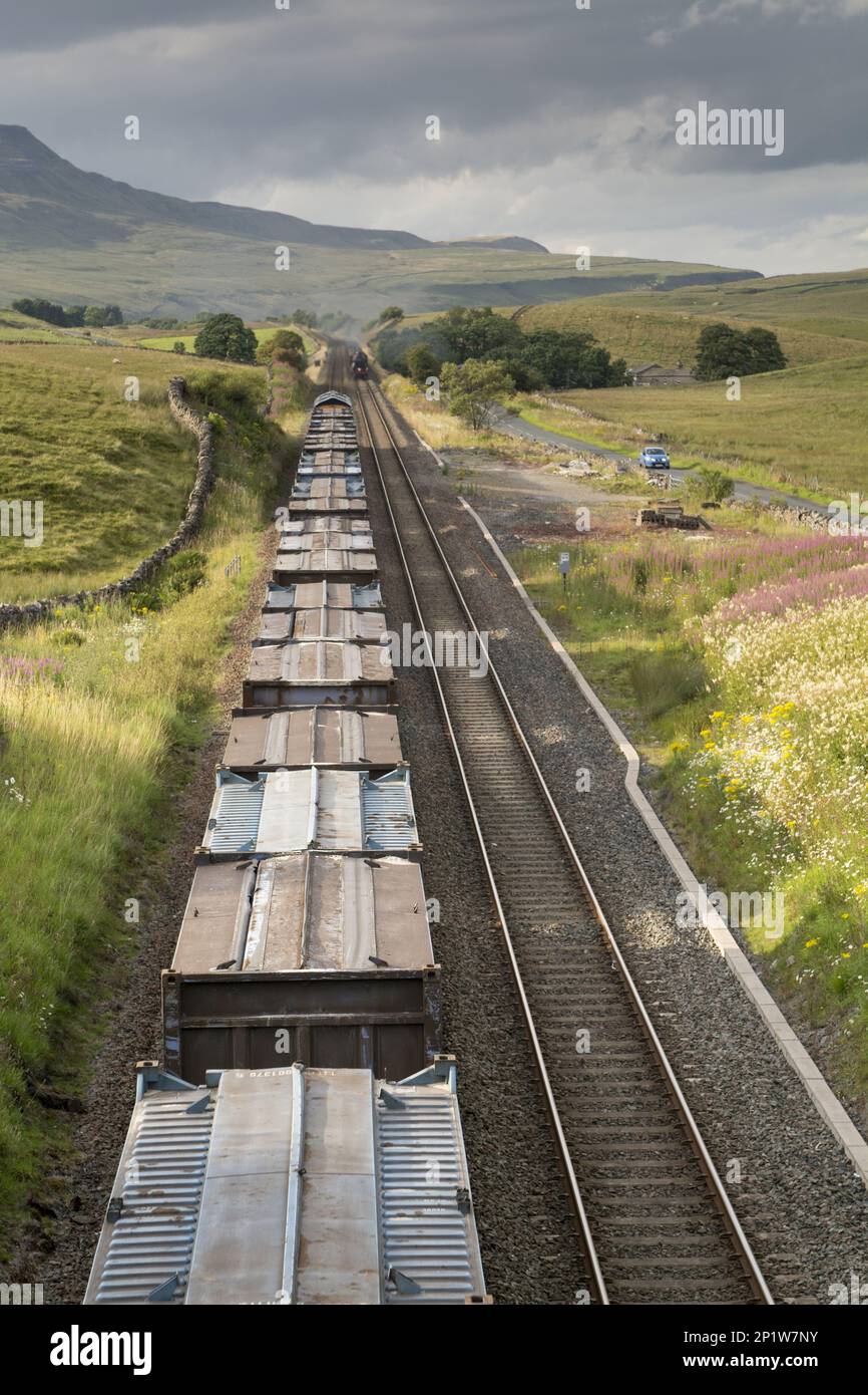 Treni merci, treni merci, treni, treni, treni, traffico ferroviario, Treno merci su assestamento per Carlisle linea ferroviaria su Aisgill salita Mallerstand, Cumbria Foto Stock