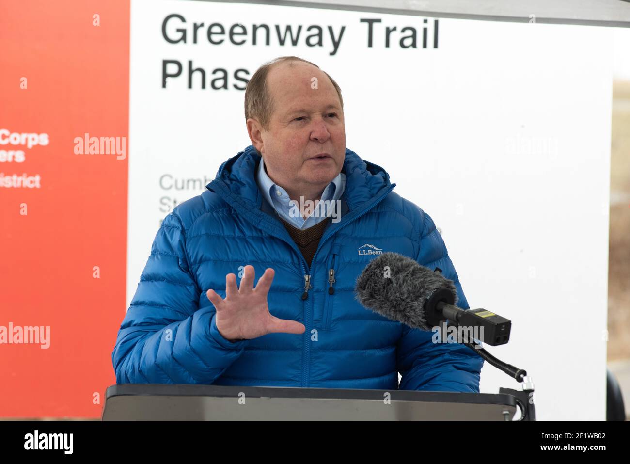 Kent Syler, professore di scienze politiche presso la Middle Tennessee state University e presidente di Special Projects come membro della Murfreesboro Parks and Recreation Commission, eloga l'ex Sen. Lamar Alexander e gli Stati Uniti Esercito corpo di ingegneri per il loro sostegno e lavoro sulla più recente estensione della North Murfreesboro Greenway durante una cerimonia di dedicazione gennaio 31 al Walter Hill Trailhead a Murfreesboro, Tennessee. Foto Stock