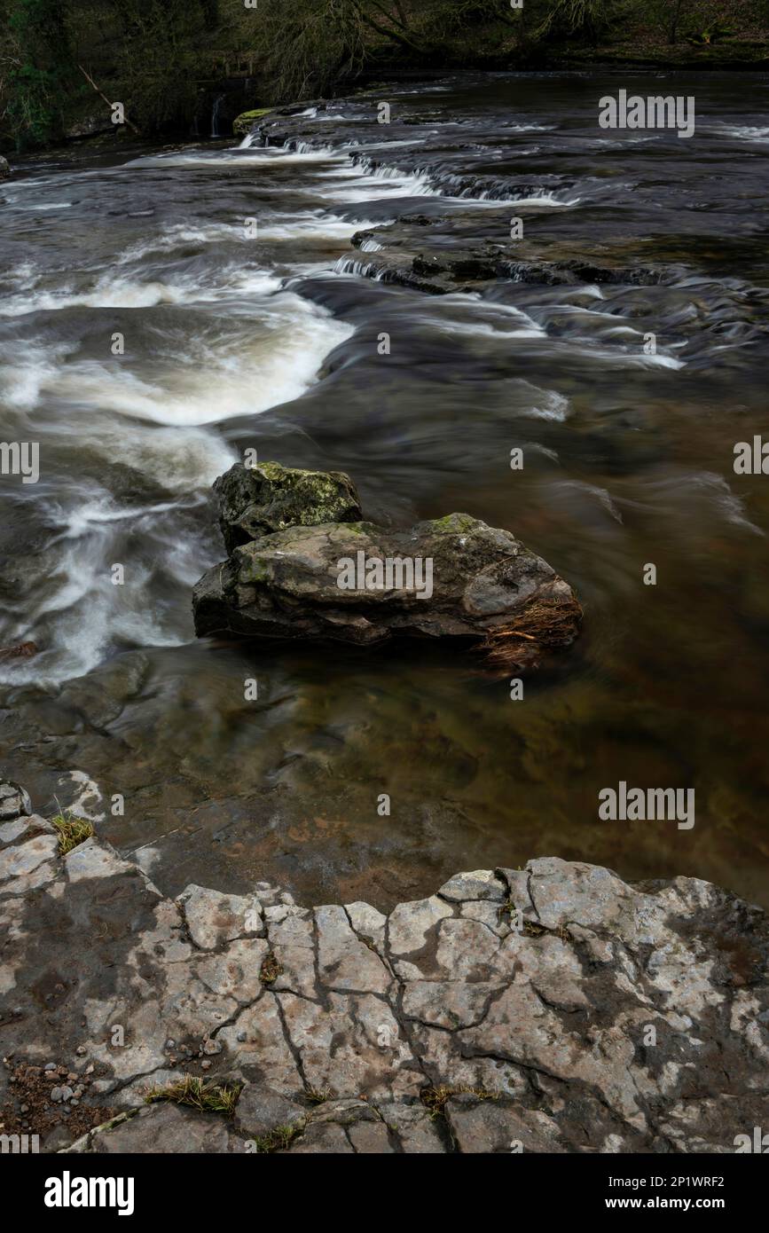 Bella immagine di paesaggio tranquillo delle cascate di Aysgarth in Yorkshire Dales in Inghilterra durante la mattina d'inverno Foto Stock