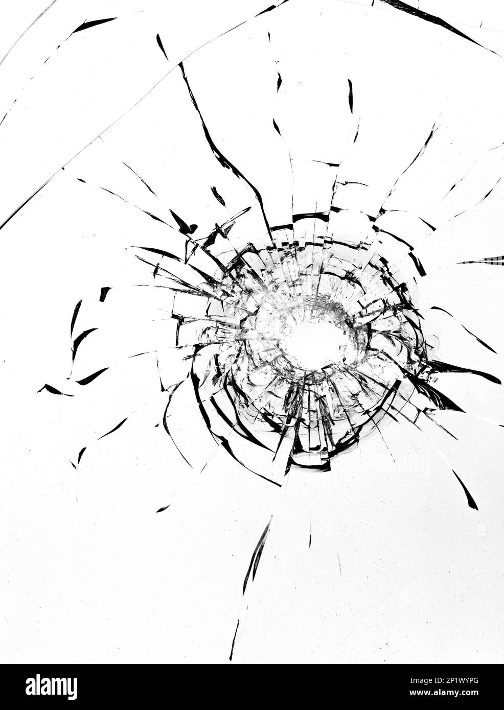 Dettaglio del punto di ingresso del proiettile sulla superficie in vetro fratturata Foto Stock Dettaglio del punto di ingresso del proiettile sulla superficie in vetro fratturata Foto Stock