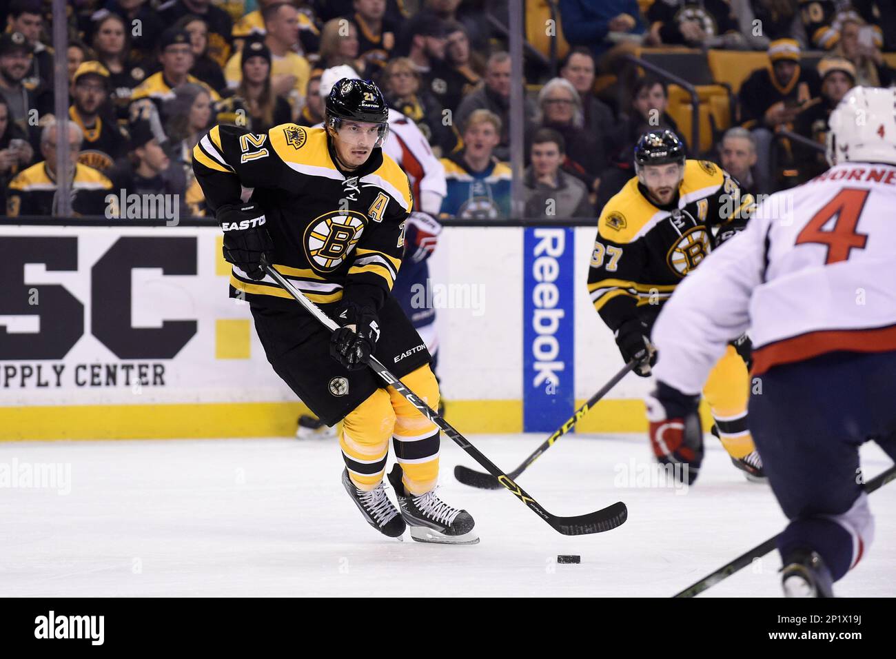 Tuesday, January 5, 2015: Boston Bruins left wing Loui Eriksson (21) in game action during the National Hockey League game between the Washington Capitals and the Boston Bruins, held at TD Garden, in Boston, Massachusetts. Eric Canha/CSM (Cal Sport Media via AP Images) Foto Stock