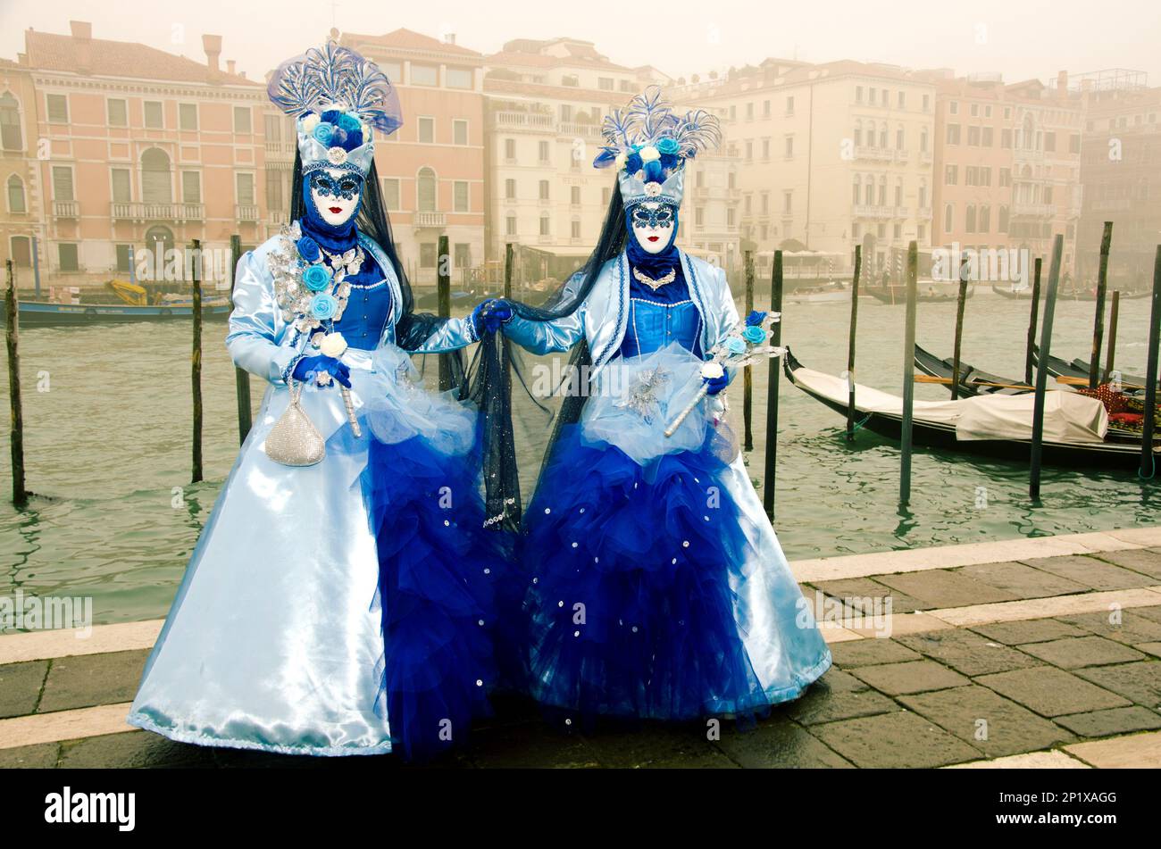 Coppia di maschere del Carnevale di Venezia in colore blu con gondole e palazzi veneziani Foto Stock