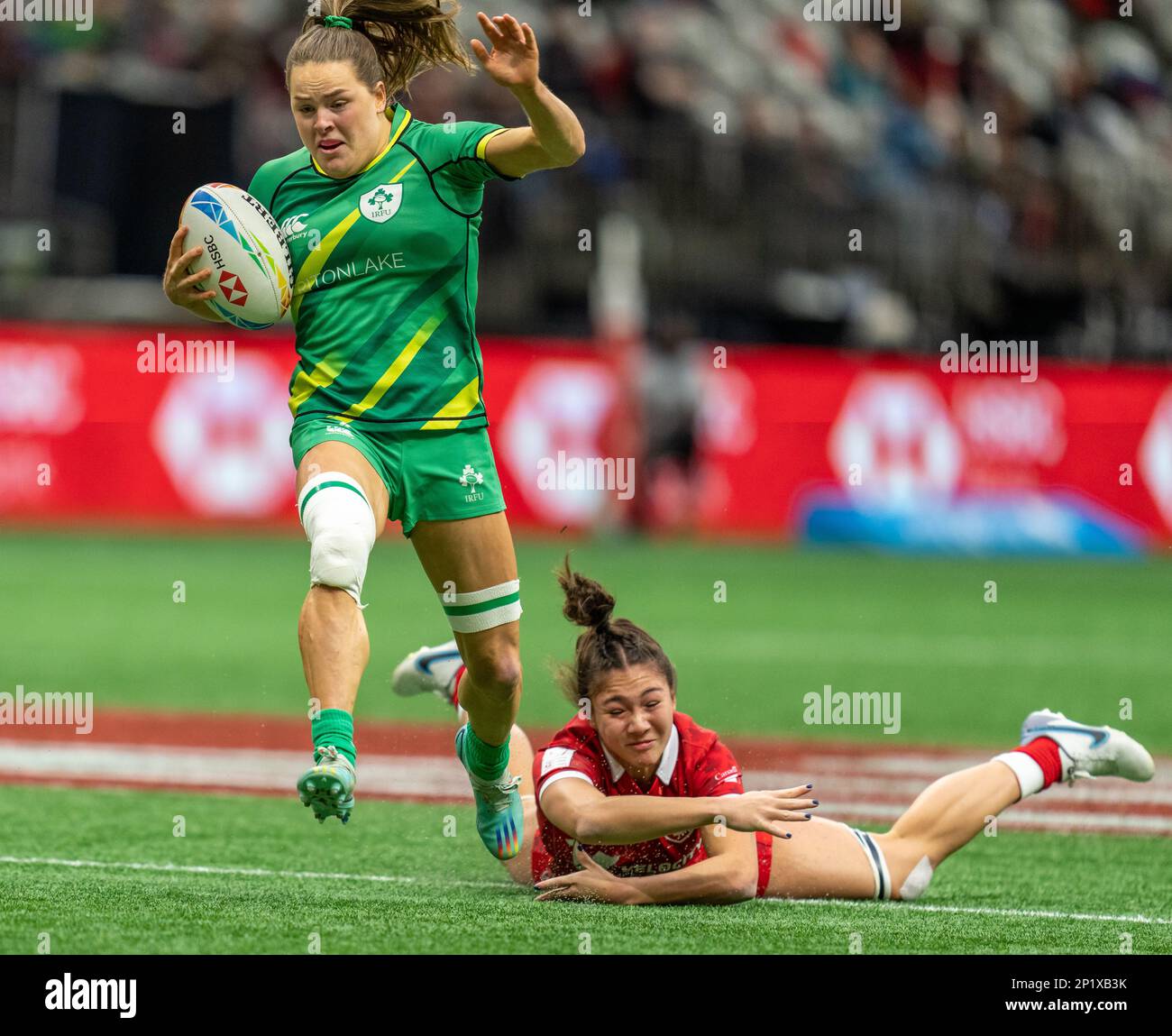 Vancouver, Canada. 3rd marzo, 2023. Béibhinn Parsons #7 d'Irlanda si fende fuori del tackle durante il giorno 1 - HSBC Canada Sevens 2023 contro il Canada al BC Place a Vancouver, Canada. Credit: Joe ng/Alamy Live News. Foto Stock