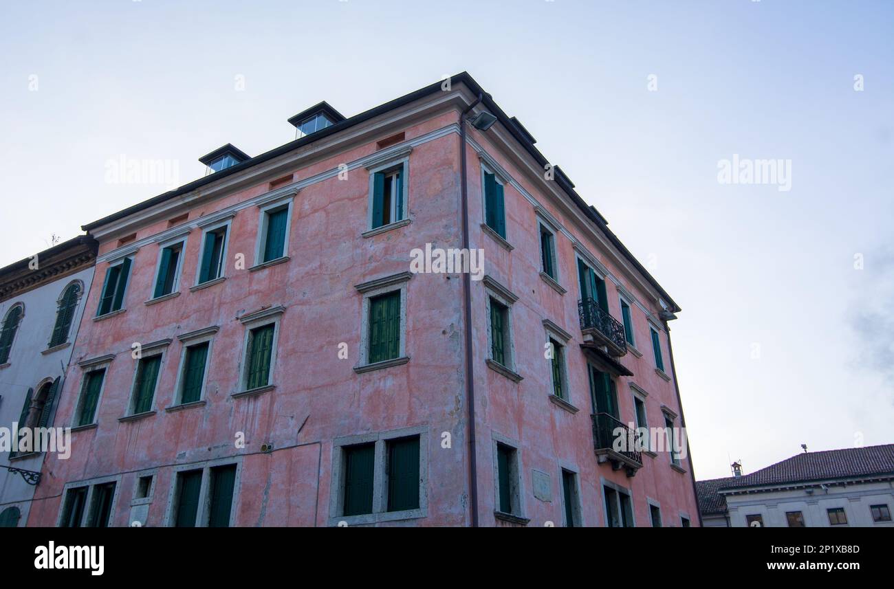 Un antico palazzo rosa nel centro di Belluno, la piccola città di origine veneziana Foto Stock