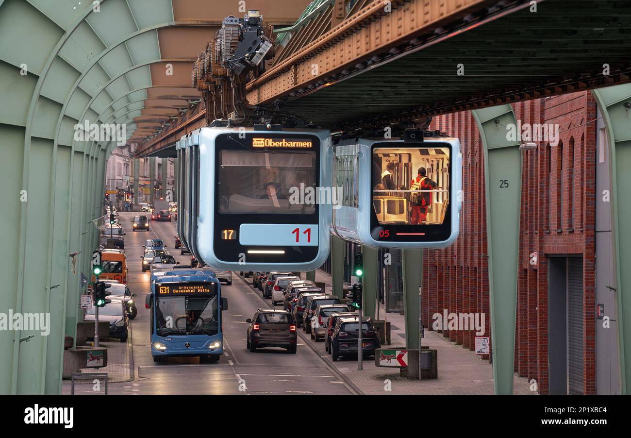 WUPPERTAL, GERMANIA - 22 FEBBRAIO 2023: Ferrovia sospesa di Wuppertal il 22 febbraio 2023 a Bergisches Land, Germania Foto Stock