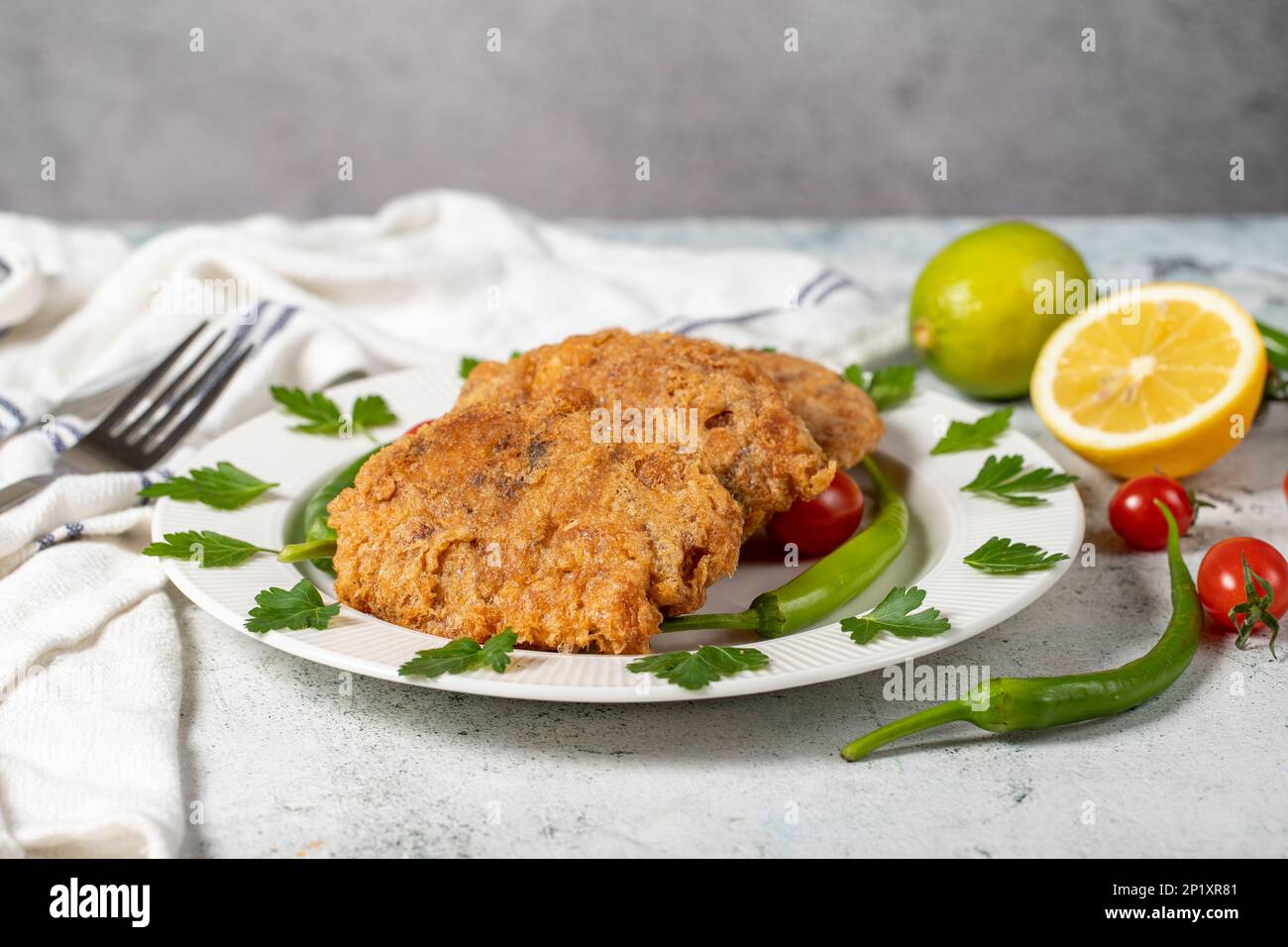 Friggere riso e polpette tritate sul pavimento grigio. Donne turche polpette o kadınbudu kofte. Varietà di antipasti turchi Foto Stock