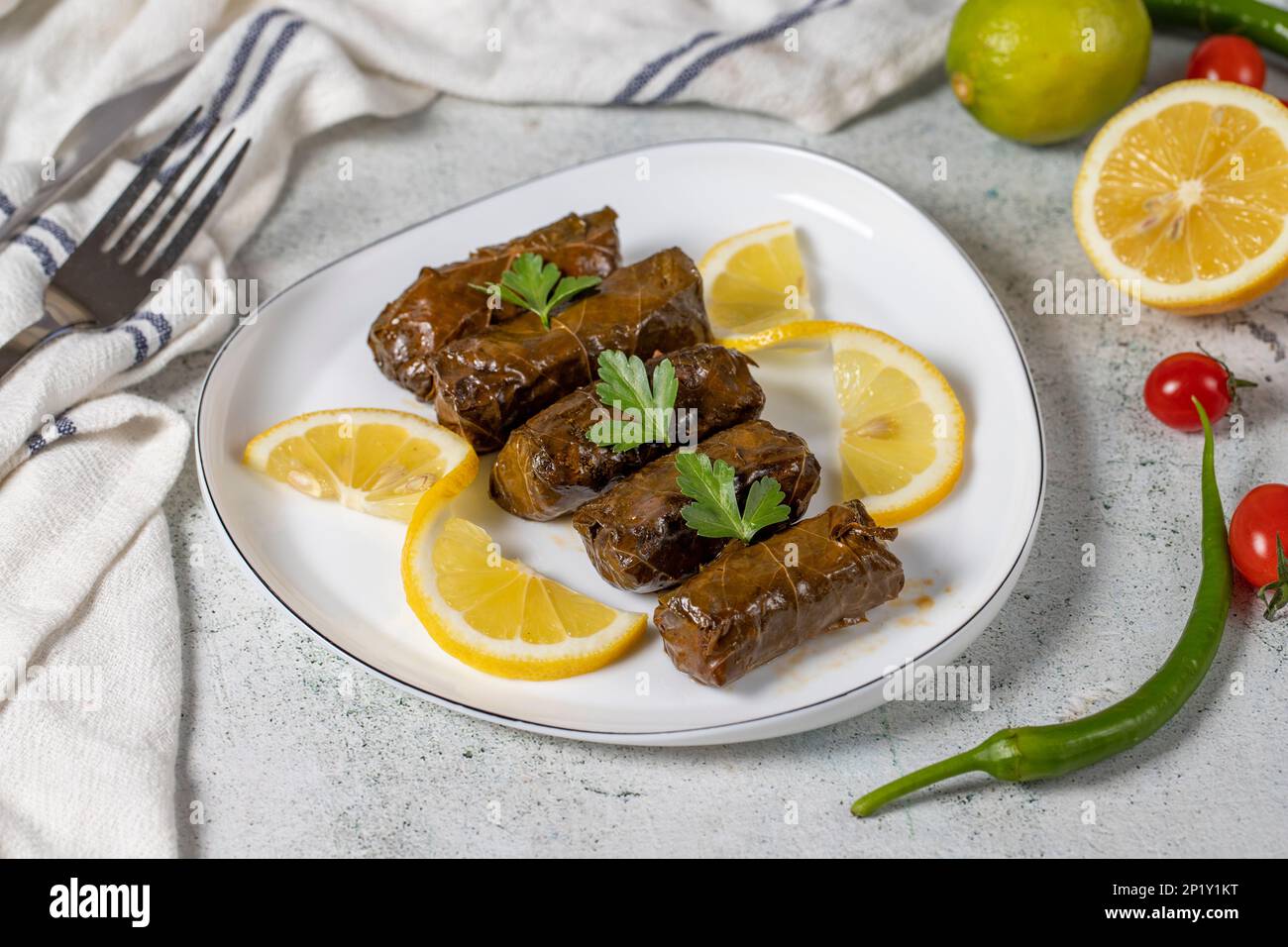 Fogliame o Dolmades antipasto un cuisi mediterraneo di foglie di vite farcite. Yaprak sarma. Varietà di antipasti turchi Foto Stock
