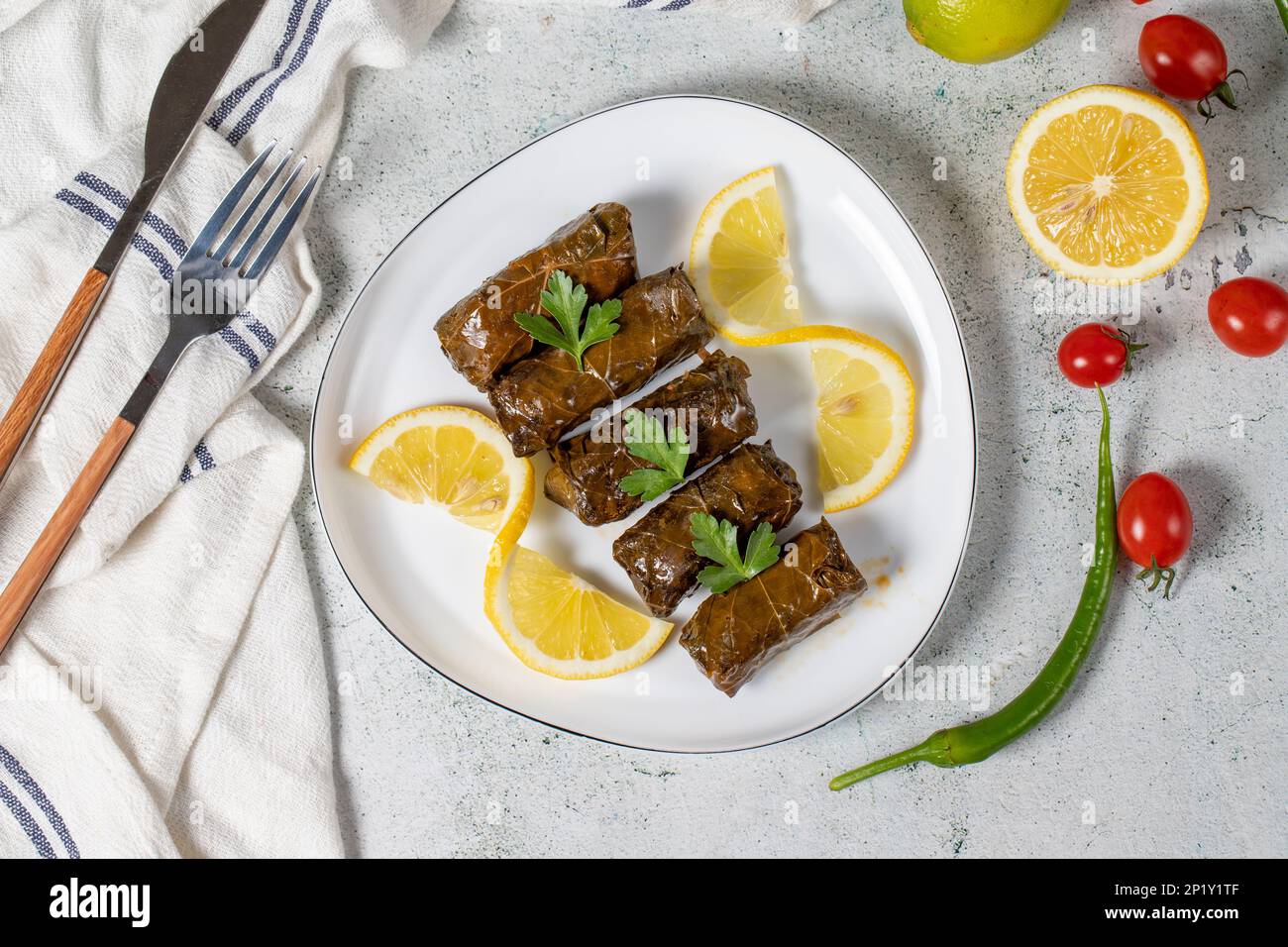 Fogliame o Dolmades antipasto un cuisi mediterraneo di foglie di vite farcite. Yaprak sarma. Varietà di antipasti turchi. Vista dall'alto Foto Stock