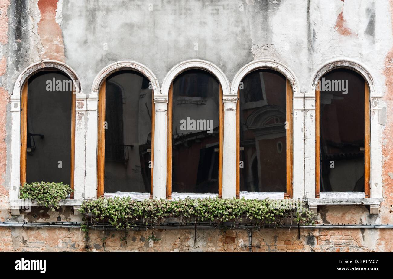 Dettagli di un edificio a Venezia. Tra stile gotico veneziano, bizantino e influenze arabe. Foto Stock